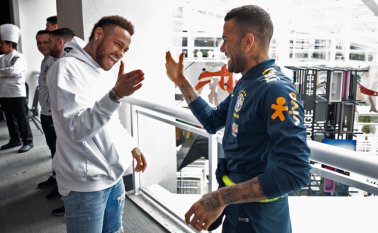 Neymar y Dani Alves. AFP