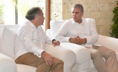El presidente colombiano sostuvo una prolongada reunión en Medellín con el secretario general de la OEA, Luis Almagro (izquierda). Colprensa