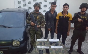 Dairo Andrés Aguilar Obregón y su acompañante Yeison Becerra Figueroa, ambos de 20 años, deberán responder por el delito de porte ilegal de armas. Policía Nacional