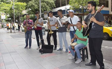 Este grupo de venezolanos se ha robado los aplausos de más de un cucuteño por su gran talento. Alfredo Estévez / La Opinión