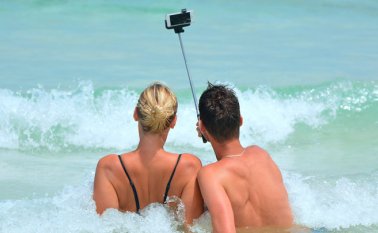 Aunque las mujeres sean las que más se toman selfis, son hombres jóvenes los que ocupan tres cuartas partes de las estadísticas mortales. Pixabay