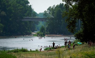 El gobierno francés, que lamentó la muerte de cuatro personas ahogadas desde inicios de semana, urgió a la población bañarse únicamente en "lugares autorizados". AFP