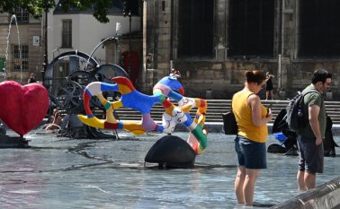 El intenso calor llegado del Sáhara se desplazaba hacia la mitad norte de Francia, y París se aprestaba a vivir su día más caluroso de la semana "con entre 36 y 38 grados de máximas en el día", según Météo-France. AFP