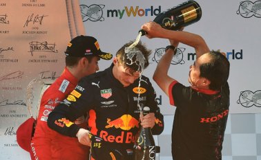Verstappen es tercero en la clasificación general de pilotos, con 126 punto, por debajo de Lewis Hamilton (19) Valtteri Bottas (166).
 AFP