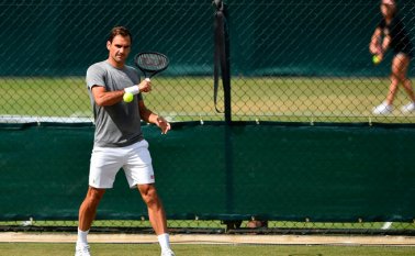 El tenista suizo Roger Federer llega al césped de Londres como el máximo favorito para llevarse el título. AFP