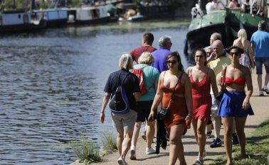 La gente se refresca a lo largo de un canal, cerca del Parque Olímpico Queen Elizabeth, al este de Londres. Se ha establecido un nuevo récord de temperatura para 2019, y se espera que el mercurio siga subiendo. La Met Office dijo que se esperaba que las temperaturas subieran a 34°C (93.2°F).
AFP