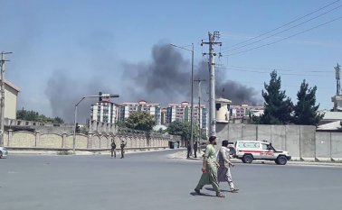 El humo se eleva desde el lugar de un ataque en Kabul, este lunes. AFP