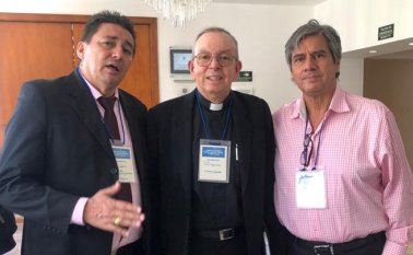 El presidente del Consejo Nacional de Paz, Reconciliación y Convivencia, monseñor Héctor Fabio Henao, aparece en compañía del diputado Óscar Hernando Ross Pérez, con asiento en esa organización en representación de los diputados del país.  Cortesía