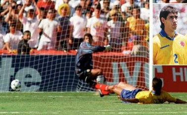 Andrés Escobar desvió el balón hacia el arco de Óscar Córdoba, quien poco pudo hacer para evitar el autogol colombiano frente a Estados Unidos. Archivo