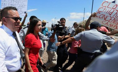La congresista demócrata Alexandria Ocasio-Cortez visita uno de los centros de detención de migrantes, a los que someten “a crueldad sistemática”, según denunció. AFP