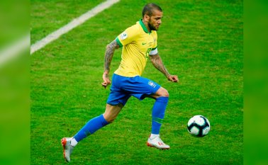 El defensor brasileño se podría convertir el fin de semana, si gana la final de la Copa América, en el jugador activo con más triunfos en el fútbol. AFP