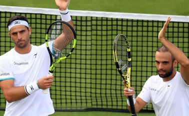 Sebastián Cabal y Robert Farah se impusieron en su primer partido a los británicos Jack Draper y Paul Jubb, con parciales 6-1, 6-4 y 6-3. Fedecoltenis