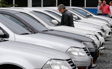 A pesar de la difícil situación económica que atraviesa la frontera, el número de matrículas nuevas de vehículos no suelta el acelerador y desde el sector aseguran que la oferta financiera que ofrecen es lo que llama la atención de los clientes. Archivo