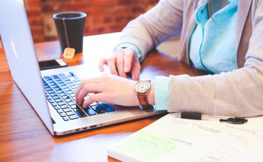 Sobre los compradores, el 41% hace una compra por lo menos una vez al mes y apenas 10% utiliza internet para sus compras por lo menos una vez a la semana. Pixabay