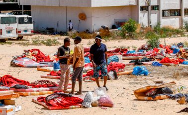 Inmigrantes en el centro de detención utilizado por el Gobierno Libio de Acuerdo Nacional (GNA) en el suburbio de Tajura, en la capital, Trípoli, el cual fue atacado en las últimas horas. AFP