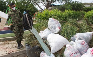 Unos 70 líderes de la comunidad, la empresa Veolia y Corponor arrancaron una primera fase que implica el saneamiento del área: recolección de desechos sólidos, desmalezamiento y despeje. Alfredo Estévez