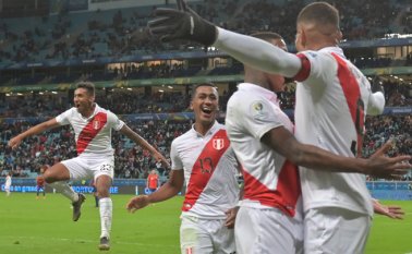 Con goles de Edison Flores a los 21 minutos, Yoshimar Yotún a los 38 y Paolo Guerrero a los 90+1, la selección inca sorprendió en el Arena do Gremio, en Porto Alegre. AFP