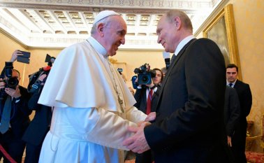 El papa Francisco y el presidente Putin de Rusia mantuvieron un cordial encuentro, en el que se ocuparon de la situación de Venezuela. AFP