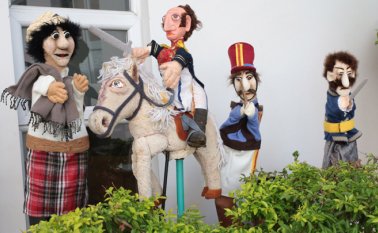 En escena se cuenta con dos escenografías y 19 títeres, además de telones, luces y sonidos. La obra es apoyada por el Programa Nacional de Concertación del Ministerio de Cultura. Archivo