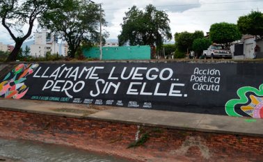 En la avenida 0 con calle 5n, barrio Colpet, fue pintado este llamativo mural que invita a amar en sus diferentes manifestaciones, a la pareja, a la familia, a los amigos, a la ciudad. Cortesía Acción Poética