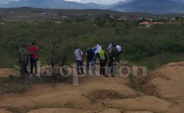 Expertos acudieron al lugar para hacer el levantamiento del cadáver e iniciar las investigaciones. Andrés González