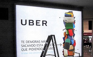 Debió desmontar una valla publicitaria que promocionaba los servicios de transporte de Uber. Supertransporte