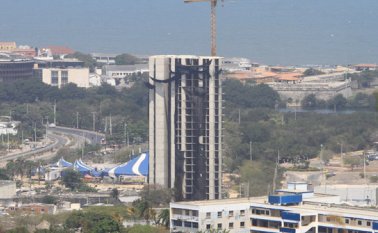 Una torre construida a pocos metros del Castillo San Felipe de Barajas, uno de los lugares históricos más importantes de la ciudad y de los más visitados por los turistas, es el eje del conflicto. Colprensa