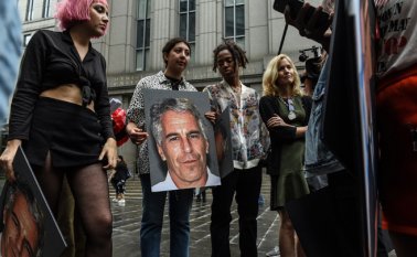 Una protesta en contra de Jeffrey Epstein frente al tribunal federal el 8 de julio de 2019 en la ciudad de Nueva York. AFP