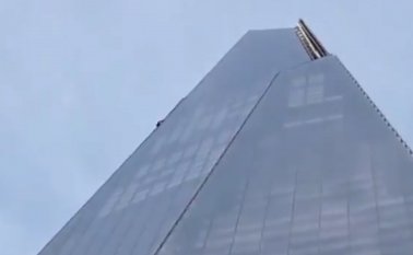 La policía explicó que fue alertada a las 5:15 am, hora local, de que una persona sin arnés, ni cuerdas, ni equipo estaba escalando el rascacielos. Tomada de Twitter