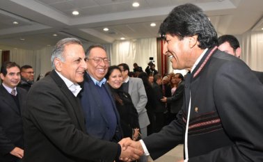 Evo Morales (izquierda) se reunió a propietarios de canales, radios y periódicos del país. Tomada de Twitter @evoespueblo