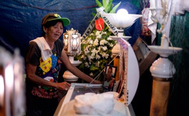 Lilia Jacobe, la abuela de Bryan Conje, llora sobre el cuerpo de su nieto. Él desapareció el 2 de julio, pero fue encontrado muerta tres días después debajo de un puente donde vivía. La lucha contra los estupefacientes del presidente filipino Rodrigo Duterte se ha convertido en una campaña "sistemática" de abusos, alegó AI.
AFP