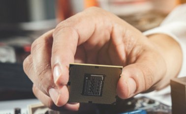 Los chips registran los horarios de lavado y de recepción por parte del personal de los hoteles. Freepik.es