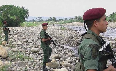 Soldado venezolanos avistaron a los sujetos que pasaban el río llevando consigo dos costales con las cabezas. Archivo