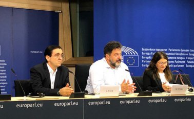 Los congresistas de FARC, en rueda de prensa en la Eurocámara, junto al eurodiputado Manu Pineda (centro) del Partido Comunista de España. Tomada de Twitter