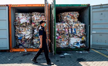 La compañía australiana Oceanic Multitrading exportó la basura a Indonesia con ayuda de la firma indonesia PT. MDI, que fabrica papel y cartón reciclados. AFP