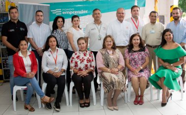Germán Corredor, Jaime Castro, Angelina Ropero, Angélica Díaz, Eduardo Rivera, Eduardo Rivera, Francisco Sierra, Edgar Bull y Francisco Unda.Sentadas: Marielena Rincón, Yelitza Acevedo, Doris Leal Cruz, Carmen C. Jaimes Galvis, Graciela Ardila y Judith Yamile Jaimes. Alfredo Estévez