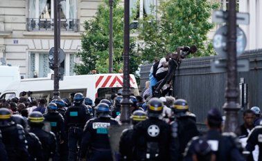 Unos 700 migrantes y simpatizantes, según los participantes, ocuparon a mediodía este imponente edificio en el centro de París. AFP