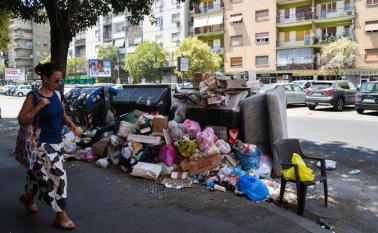 Cada verano, cuando multitudes de turistas invaden la capital italiana, la presencia de cúmulos de basura macerándose al calor desencadena oleadas de rabia e indignación. AFP