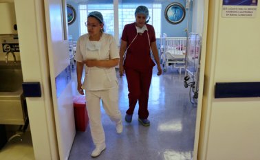 La Ley ordena a las EPS o a la entidad que ejerza sus funciones garantizar al afiliado, en menos de 24 horas, todo lo que solicite el médico para la atención del paciente, incluidos insumos, tratamientos alternos y los procedimientos. Colprensa