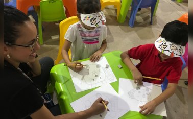 Karen Arévalo enseñó técnicas de pintura a los niños ayer en una jornada divertira. Hoy también se repetirá esta actividad gratuita.
 Juan Pablo Cohen