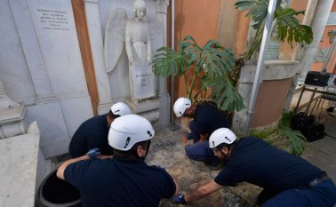 Las tumbas de dos princesas del siglo XIX fueron abiertas el jueves en un pequeño cementerio alemán dentro de los muros de la Ciudad del Vaticano, con la autorización del Vaticano y por pedido de la familia de la desaparecida. AFP