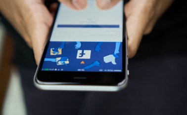La Libra permitiría que millones de personas sin acceso a los bancos se integren desde sus smartphones al sistema financiero, según Facebook. Freepik.es