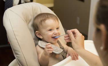 El 60% de los alimentos considerados inapropiados por la OMS estaban etiquetados como aptos para bebés de menos de seis meses. Pixabay / Referencial