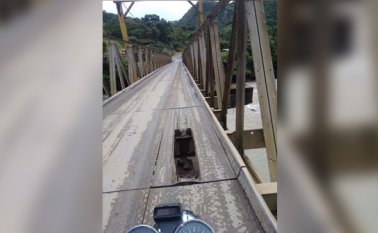 El hueco que se abrió en el Puente Zambrano tiene más de dos metros de largo. Cabe la llanta de un camión y una motocicleta entera. Cortesía