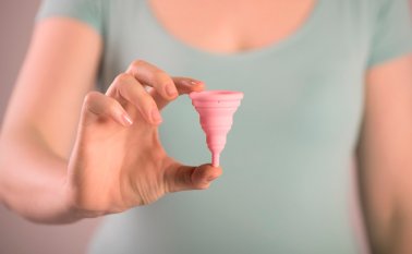 Elaborados en silicona o en latex, las copas se insertan en la vagina para recoger la sangre menstrual. Deben ser vaciadas cada cuatro a doce horas. Pixabay