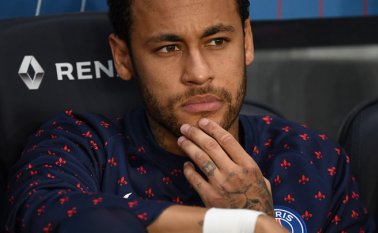 Serie de lesiones, un rendimiento ya no tan bueno, imagen empañada por acusaciones de violación, agresión a un espectador, insultos a un árbitro: Neymar ya no es el crack que era.  AFP