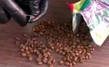 Con el nombre "Café blanco", la guardia financiera montó un dispositivo en 2017 para seguir los pasos del envío de la droga llegando a descubrir los verdaderos destinatarios y sus conexiones en América del Sur, Alemania, Holanda y Malta. Twitter