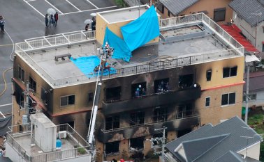 El responsable del incendio sería un hombre de unos 40 años que también habría resultado herido y estaría hospitalizada bajo vigilancia policial. AFP