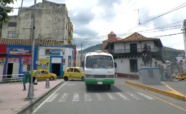 La medida busca mejorar el servicio para contrarrestar a los transportadores piratas. Archivo La Opinión