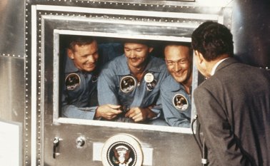 El entonces presidente de EEUU Richard Nixon, saludó a los astronautas del Apolo 11, Neil Armstrong, Michael Collins y Edwin 'Buzz' Aldrin.
Archivo